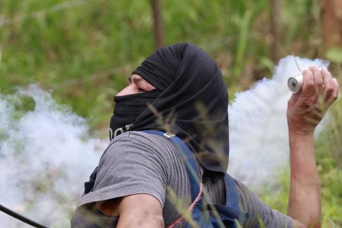 Un manifestante en Bocas del Toro. Bienvenido Velazco / EFE Un manifestante en Bocas del Toro. Bienvenido Velazco / EFE
