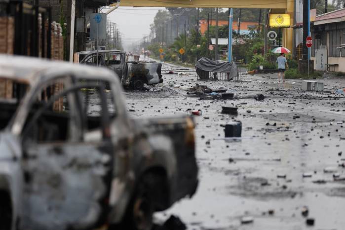 Fotografía de vehículos quemados sobre una calle bloqueada durante una jornada de manifestaciones este sábado, en Changuinola en Bocas del Toro, Panamá. Fotografía de vehículos quemados sobre una calle bloqueada durante una jornada de manifestaciones este sábado, en Changuinola en Bocas del Toro, Panamá.