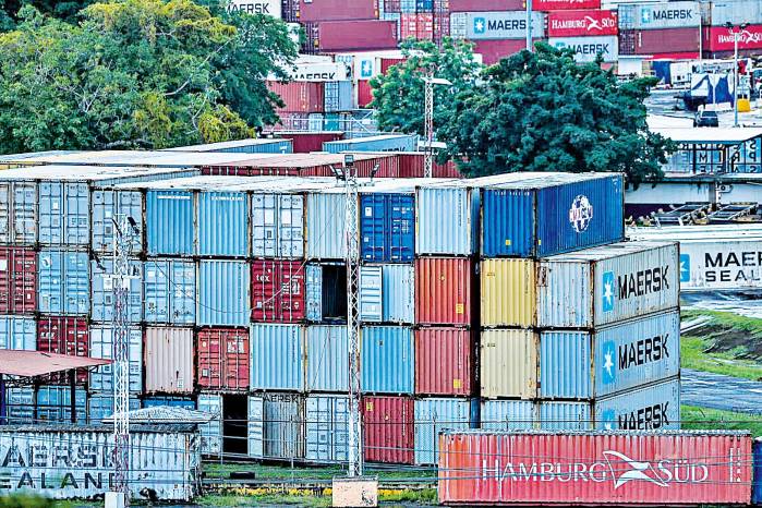 Estados Unidos impuso un arancel adicional del 10 % a las importaciones procedentes de Panamá. Estados Unidos impuso un arancel adicional del 10 % a las importaciones procedentes de Panamá.