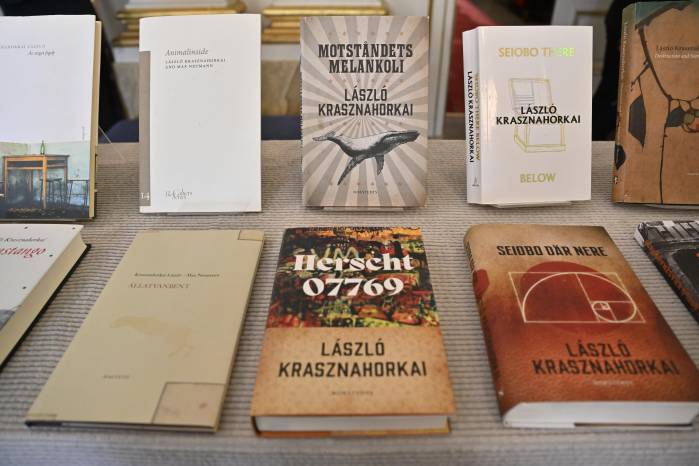La vida de Krasznahorkai siempre ha sido un libro abierto, tal como atestiguan sus obras. La vida de Krasznahorkai siempre ha sido un libro abierto, tal como atestiguan sus obras.