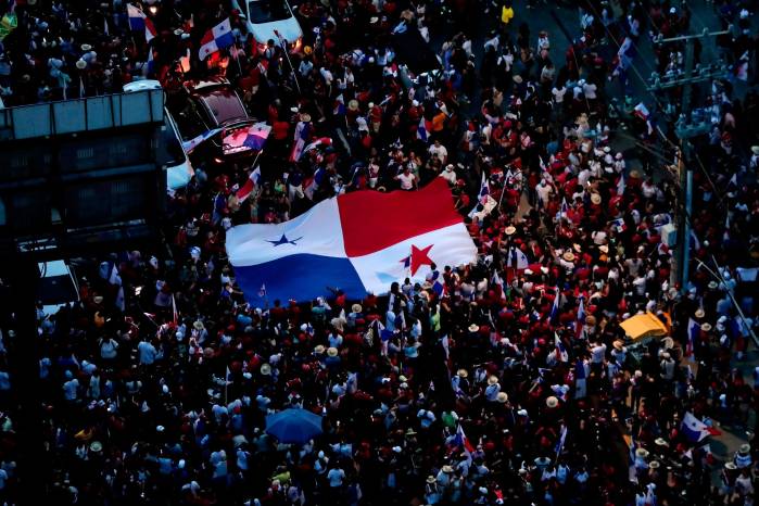La gente celebra el fallo de la Corte Suprema que declaró “inconstitucional” el contrato con la minera canadiense First Quantum y su filial Minera Panamá, en la Ciudad de Panamá el 28 de noviembre de 2023. La gente celebra el fallo de la Corte Suprema que declaró “inconstitucional” el contrato con la minera canadiense First Quantum y su filial Minera Panamá, en la Ciudad de Panamá el 28 de noviembre de 2023.