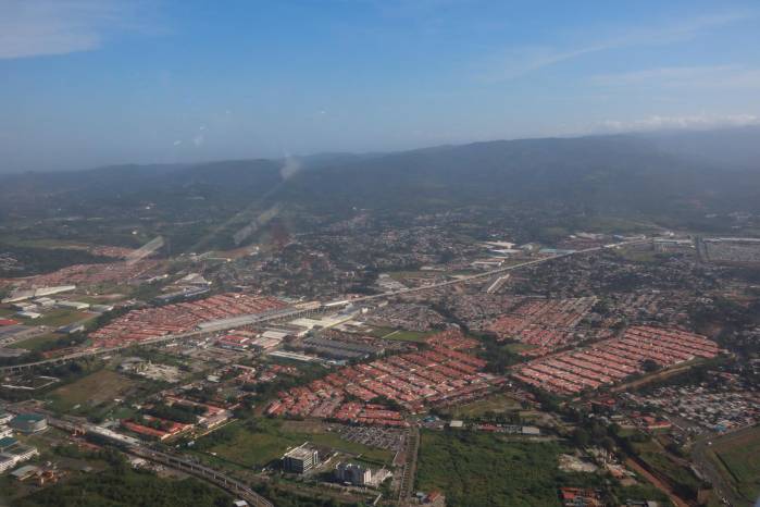 El crecimiento acelerado, la falta de regulaciones al desarrollo urbano han configurado una ciudad dispersa y fragmentada, donde el ciudadano medio pierde al menos dos horas diarias en su traslado hogar- trabajo. El crecimiento acelerado, la falta de regulaciones al desarrollo urbano han configurado una ciudad dispersa y fragmentada, donde el ciudadano medio pierde al menos dos horas diarias en su traslado hogar- trabajo.