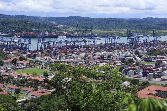 Vista de algunos puertos en el lado Pacífico panameño y entrada del Canal de Panamá. Vista de algunos puertos en el lado Pacífico panameño y entrada del Canal de Panamá.