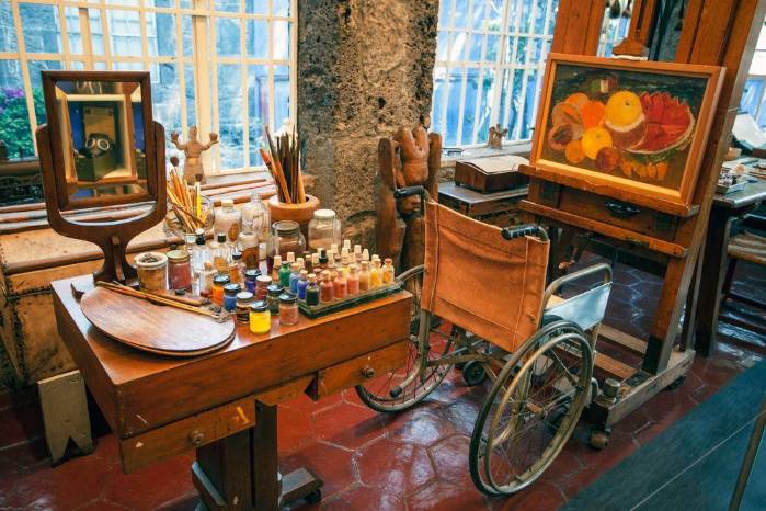 Sala de trabajo de pintura en la Casa Azul, casa histórica y museo de arte dedicado a la vida y obra del artista mexicano Frida Kahlo. Sala de trabajo de pintura en la Casa Azul, casa histórica y museo de arte dedicado a la vida y obra del artista mexicano Frida Kahlo.