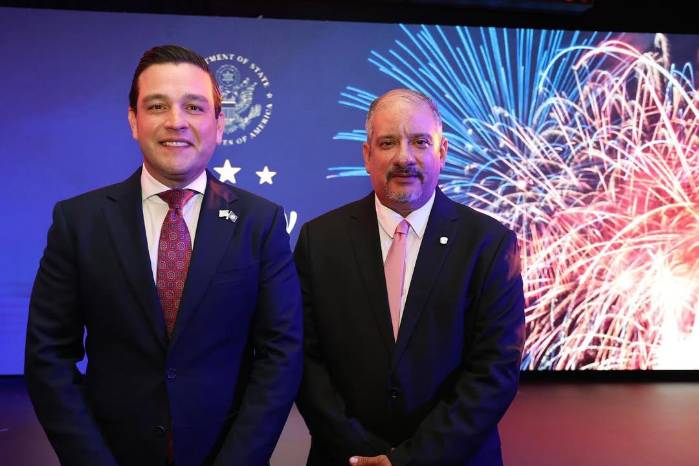 El nuevo presidente de la Asamblea Nacional, Jorge Herrera, junto al embajador estadounidense en celebración del 4 de julio. El nuevo presidente de la Asamblea Nacional, Jorge Herrera, junto al embajador estadounidense en celebración del 4 de julio.