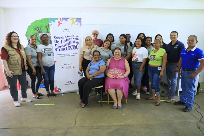 Mujeres y hombres participan en las capacitaciones. Mujeres y hombres participan en las capacitaciones.