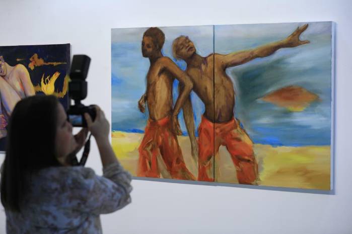 El artista dio vida a una propuesta pictórica que invita al espectador a conectarse con un lenguaje visual cargado de simbolismo. El artista dio vida a una propuesta pictórica que invita al espectador a conectarse con un lenguaje visual cargado de simbolismo.