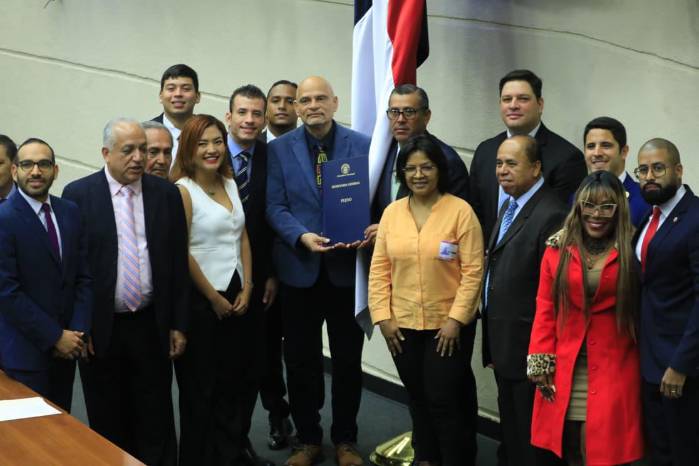 Diputados de la Asamblea Nacional aprobaron en tercer debate el proyecto de ley 168, que modifica la Ley 350 de 2022, sobre la regulación del ejercicio de la abogacía en Panamá. Diputados de la Asamblea Nacional aprobaron en tercer debate el proyecto de ley 168, que modifica la Ley 350 de 2022, sobre la regulación del ejercicio de la abogacía en Panamá.