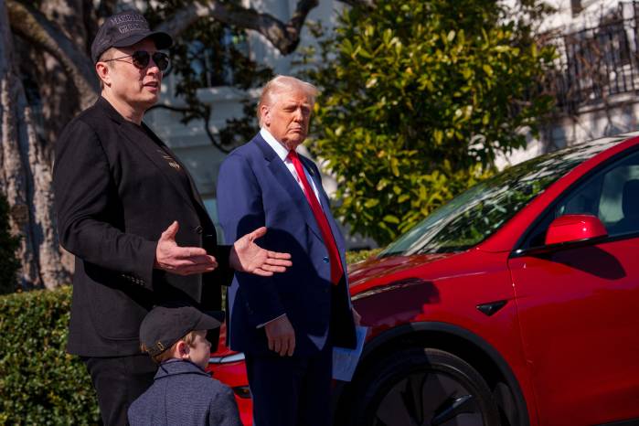 Trump arremetió contra Musk a través de su red Truth Social alegando que se deberían eliminar los contratos y subvenciones con Tesla. Trump arremetió contra Musk a través de su red Truth Social alegando que se deberían eliminar los contratos y subvenciones con Tesla.