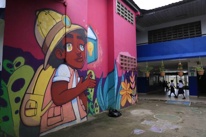 Las clases continúan en la mayoría de las escuelas de educación básica. Las clases continúan en la mayoría de las escuelas de educación básica.