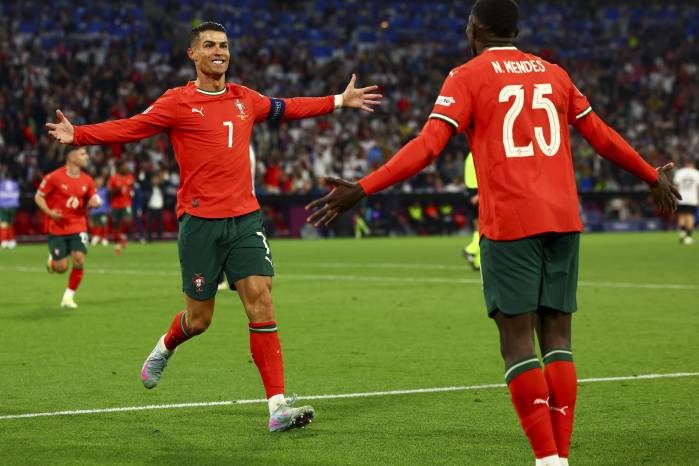 Cristiano Ronaldo (izq.) celebra el 1-2 durante la primera semifinal de la Liga de Naciones entre Alemania y Portugal. Cristiano Ronaldo (izq.) celebra el 1-2 durante la primera semifinal de la Liga de Naciones entre Alemania y Portugal.