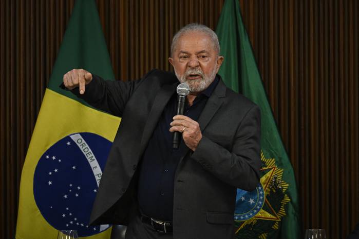 Lula da Silva, habla durante una reunión con gobernadores en el Palacio de Planalto en Brasilia, un día después de que partidarios del expresidente de extrema derecha de Brasil, Jair Bolsonaro, invadieran el Congreso, el palacio presidencial y la Corte Suprema. Lula da Silva, habla durante una reunión con gobernadores en el Palacio de Planalto en Brasilia, un día después de que partidarios del expresidente de extrema derecha de Brasil, Jair Bolsonaro, invadieran el Congreso, el palacio presidencial y la Corte Suprema.