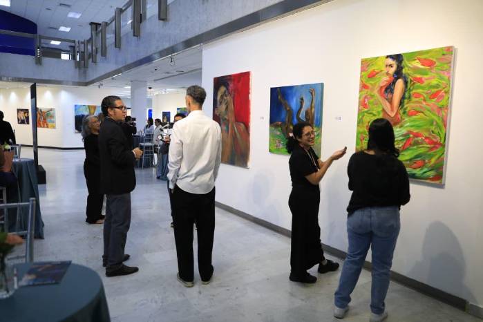 La muestra, compuesta por 15 obras de autoría original, es el resultado de una residencia artística en la Fundación Almanza. La muestra, compuesta por 15 obras de autoría original, es el resultado de una residencia artística en la Fundación Almanza.