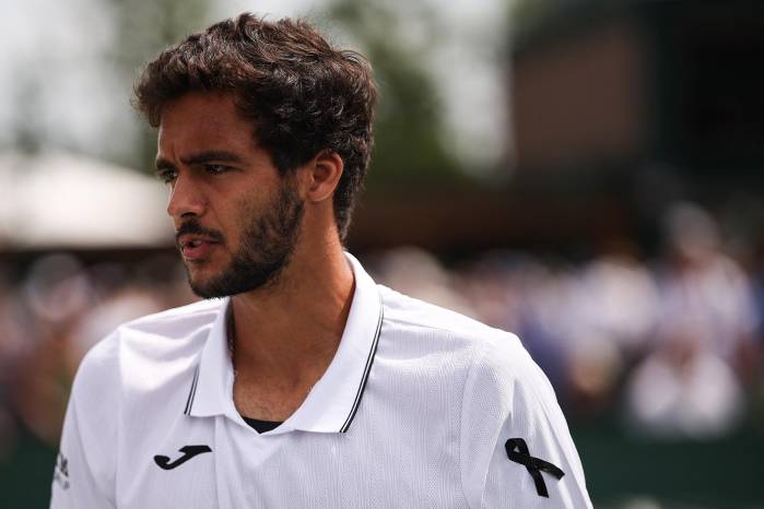 El portugués Francisco Cabral lleva una cinta negra en la manga como homenaje al fallecido delantero del Liverpool y de Portugal, Diogo Jota, durante su partido de tenis de segunda ronda de dobles masculino en el quinto día del Campeonato de Wimbledon 2025. El portugués Francisco Cabral lleva una cinta negra en la manga como homenaje al fallecido delantero del Liverpool y de Portugal, Diogo Jota, durante su partido de tenis de segunda ronda de dobles masculino en el quinto día del Campeonato de Wimbledon 2025.