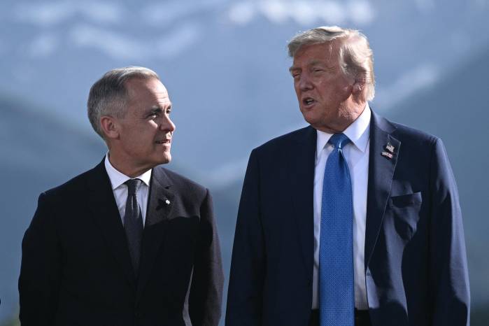 El presidente Donald Trump anunció un nuevo arancel del 35% sobre productos canadienses, desatando una nueva escalada en la guerra comercial. La medida, justificada por la supuesta inacción de Canadá frente al tráfico de fentanilo, complica las relaciones bilaterales y genera inquietud en otros socios como México. El presidente Donald Trump anunció un nuevo arancel del 35% sobre productos canadienses, desatando una nueva escalada en la guerra comercial. La medida, justificada por la supuesta inacción de Canadá frente al tráfico de fentanilo, complica las relaciones bilaterales y genera inquietud en otros socios como México.