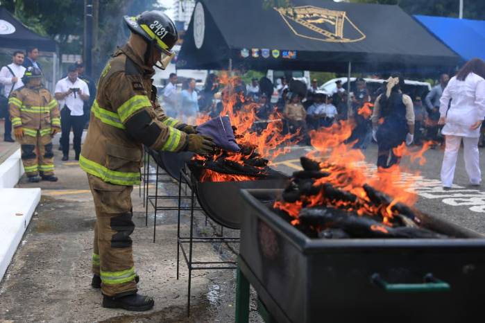 La ceremonia, realizada con leña de nance y honores oficiales, busca rendir respeto a uno de los símbolos más sagrados de la nación. La ceremonia, realizada con leña de nance y honores oficiales, busca rendir respeto a uno de los símbolos más sagrados de la nación.