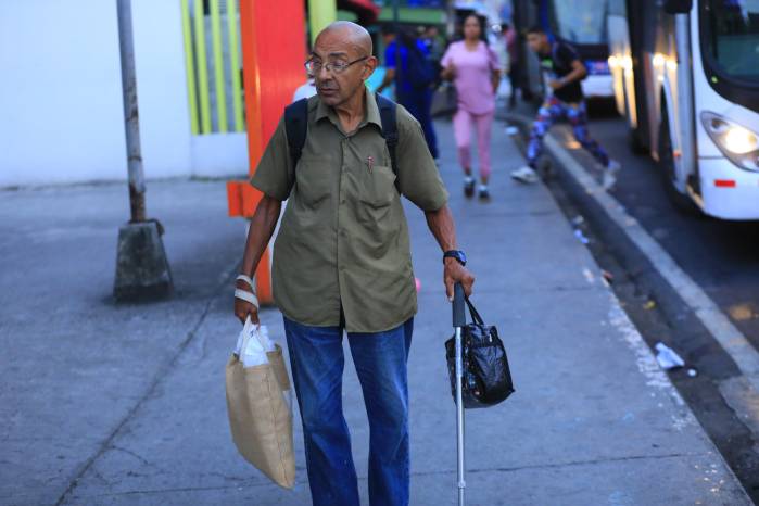 Cristóbal Chong, de 74 años, exprofesor, actor y columnista, hoy enfrenta la intemperie con fe y dignidad, aferrado a su mantra budista. Cristóbal Chong, de 74 años, exprofesor, actor y columnista, hoy enfrenta la intemperie con fe y dignidad, aferrado a su mantra budista.