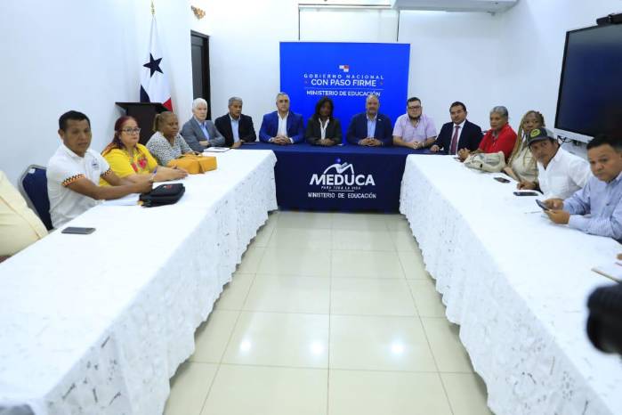 Gobierno y docentes se sentarán a dialogar por primera vez al mediodía de este viernes. Gobierno y docentes se sentarán a dialogar por primera vez al mediodía de este viernes.