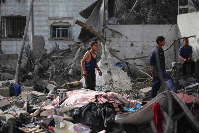 Niños palestinos revisan los escombros de una vivienda en Deir el-Balah, en el centro de la Franja de Gaza, el 1 de julio de 2025, tras los ataques israelíes nocturnos, mientras continúa la guerra entre el grupo militante palestino Hamás e Israel. Niños palestinos revisan los escombros de una vivienda en Deir el-Balah, en el centro de la Franja de Gaza, el 1 de julio de 2025, tras los ataques israelíes nocturnos, mientras continúa la guerra entre el grupo militante palestino Hamás e Israel.