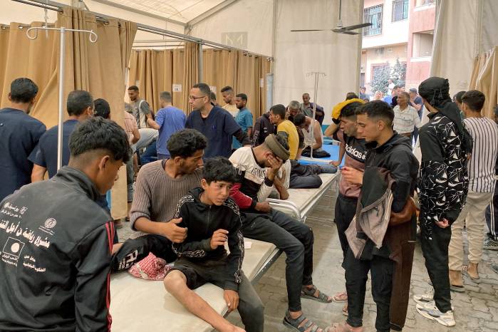 Palestinos que resultaron heridos por disparos israelíes mientras se reunían cerca de un centro de ayuda alimentaria reciben atención en el hospital Nasser de Khan Yunis, en el sur de la Franja de Gaza. Palestinos que resultaron heridos por disparos israelíes mientras se reunían cerca de un centro de ayuda alimentaria reciben atención en el hospital Nasser de Khan Yunis, en el sur de la Franja de Gaza.