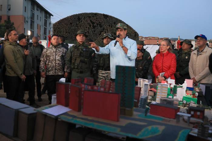El presidente de Venezuela, Nicolás Maduro (c), hablando junto al ministro del Poder Popular para la Defensa, Vladimir Padrino López (i), y primera dama, Cilia Flores (d), durante la activación del 'Plan Independencia 200', en Caracas (Venezuela). El presidente de Venezuela, Nicolás Maduro (c), hablando junto al ministro del Poder Popular para la Defensa, Vladimir Padrino López (i), y primera dama, Cilia Flores (d), durante la activación del 'Plan Independencia 200', en Caracas (Venezuela).