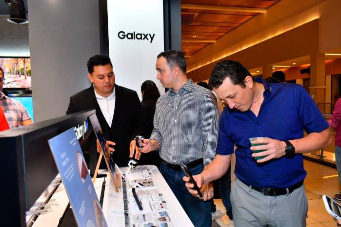 Durante las primeras semanas del lanzamiento, los usuarios podrán acceder a experiencias exclusivas en tiendas seleccionadas de Samsung. Durante las primeras semanas del lanzamiento, los usuarios podrán acceder a experiencias exclusivas en tiendas seleccionadas de Samsung.