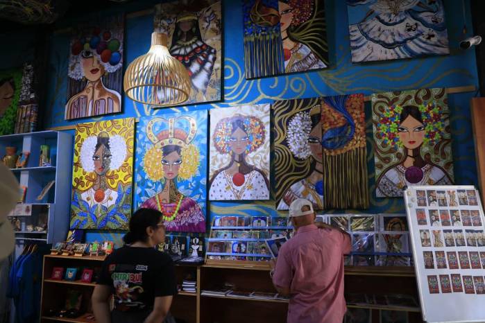 Las personas disfrutaron de exhiciones de artes. Las personas disfrutaron de exhiciones de artes.