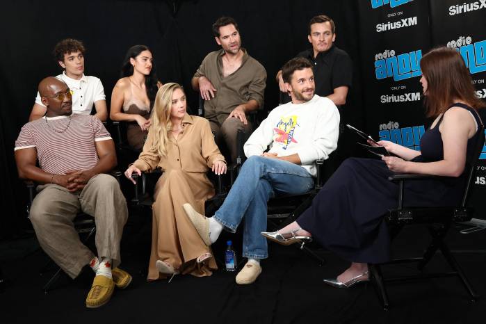 (De izq. a der.) David Iacono, Mahershala Ali, Luna Blaise, Scarlett Johansson, Manuel García-Rulfo, Jonathan Bailey, Rupert Friend y Julia Cunningham asisten a la aparición del elenco de “Jurassic World Rebirth”. (De izq. a der.) David Iacono, Mahershala Ali, Luna Blaise, Scarlett Johansson, Manuel García-Rulfo, Jonathan Bailey, Rupert Friend y Julia Cunningham asisten a la aparición del elenco de “Jurassic World Rebirth”.