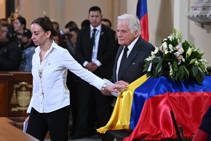 La viuda del fallecido aspirante presidencial y senador Miguel Uribe, María Claudia Tarazona (izq.), y su padre, Miguel Uribe Londoño, asisten a la misa funeral y velan los restos de Miguel Uribe en la Catedral Metropolitana de Bogotá el 13 de agosto de 2025. La viuda del fallecido aspirante presidencial y senador Miguel Uribe, María Claudia Tarazona (izq.), y su padre, Miguel Uribe Londoño, asisten a la misa funeral y velan los restos de Miguel Uribe en la Catedral Metropolitana de Bogotá el 13 de agosto de 2025.