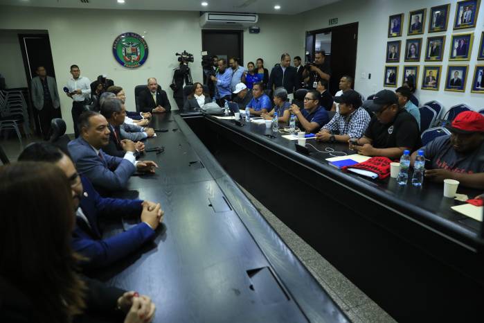 El pacto alcanzado establece cuatro puntos fundamentales que buscan proteger los derechos laborales y asegurar la estabilidad en la industria bananera. El pacto alcanzado establece cuatro puntos fundamentales que buscan proteger los derechos laborales y asegurar la estabilidad en la industria bananera.