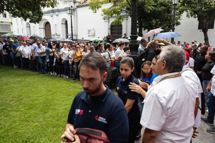 Personas hacen fila durante una jornada de alistamiento de la Milicia Bolivariana de Venezuela, este sábado en Caracas (Venezuela). Personas hacen fila durante una jornada de alistamiento de la Milicia Bolivariana de Venezuela, este sábado en Caracas (Venezuela).