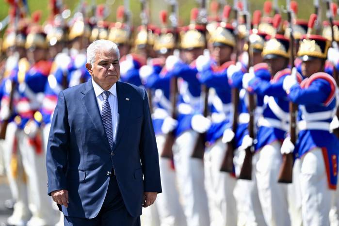 Mulino, inspecciona la guardia de honor durante su ceremonia de bienvenida en el Palacio de Planalto. Mulino, inspecciona la guardia de honor durante su ceremonia de bienvenida en el Palacio de Planalto.
