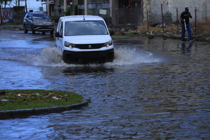 Durante la noche, se tiene previsto el desarrollo de lluvias aisladas en la región occidental del país. Durante la noche, se tiene previsto el desarrollo de lluvias aisladas en la región occidental del país.