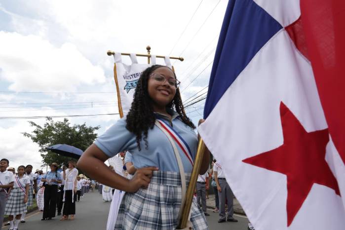 La delegación de cuadro de honor de los colegios no faltaron en el desfile. La delegación de cuadro de honor de los colegios no faltaron en el desfile.