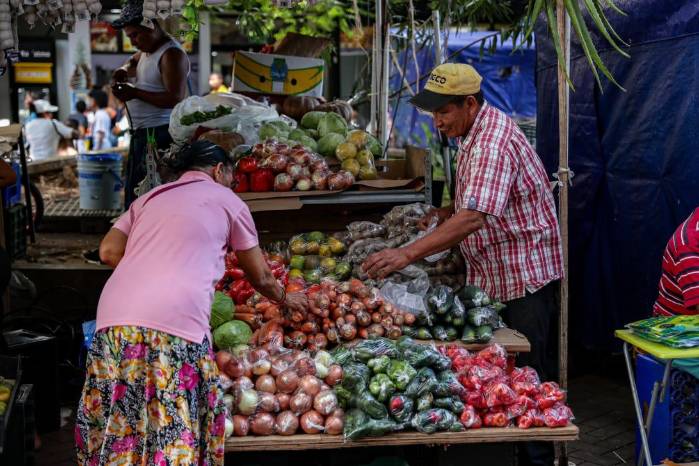 Las mayores variaciones se observaron en “legumbres y hortalizas” 1,6 %, por el decrecimiento en el precio de tubérculos, legumbres y frijoles en conserva; y “pescado” en 1,1 %. Las mayores variaciones se observaron en “legumbres y hortalizas” 1,6 %, por el decrecimiento en el precio de tubérculos, legumbres y frijoles en conserva; y “pescado” en 1,1 %.