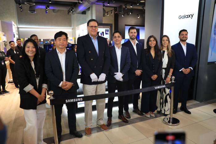 Ejecutivos de Samsung y Mirgor durante la apertura de la tienda Samsung en Multiplaza. Ejecutivos de Samsung y Mirgor durante la apertura de la tienda Samsung en Multiplaza.