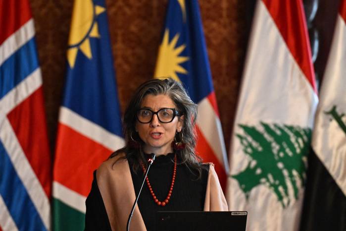 Francesca Albanese, relatora Especial de las Naciones Unidas sobre la situación de los derechos humanos en los territorios palestinos, interviene durante la conferencia de emergencia del Grupo de La Haya en el Palacio de San Carlos de Bogotá, el 15 de julio de 2025. Francesca Albanese, relatora Especial de las Naciones Unidas sobre la situación de los derechos humanos en los territorios palestinos, interviene durante la conferencia de emergencia del Grupo de La Haya en el Palacio de San Carlos de Bogotá, el 15 de julio de 2025.