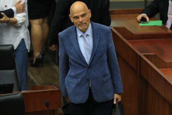 Diputado Ernesto Cedeño a su llegada al hemiciclo legislativo. Diputado Ernesto Cedeño a su llegada al hemiciclo legislativo.