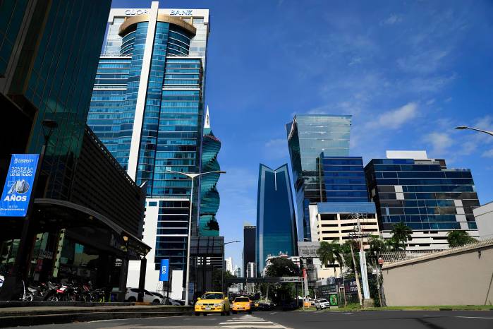 Los préstamos personales bancarios representan $8,484 millones, con una morosidad del 4 %. Los préstamos personales bancarios representan $8,484 millones, con una morosidad del 4 %.