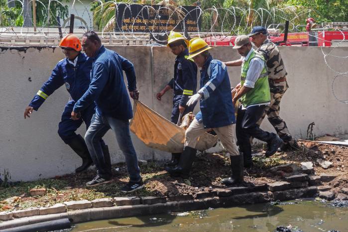 Un avión con destino a Londres se estrella en India con 240 personas a bordo Un avión con destino a Londres se estrella en India con 240 personas a bordo
