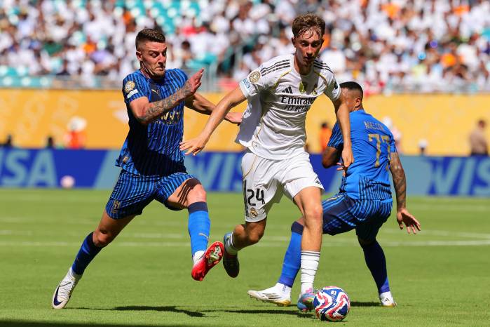 Sergej Milinkovic-Savic, del Al Hilal, marca a Dean Huijsen, del Real Madrid en el partido del Mundial de Clubes. Sergej Milinkovic-Savic, del Al Hilal, marca a Dean Huijsen, del Real Madrid en el partido del Mundial de Clubes.
