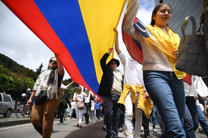Personas participan en una marcha por la paz en Bogotá, este 8 de junio, un día después del ataque contra el candidato presidencial Miguel Uribe. Personas participan en una marcha por la paz en Bogotá, este 8 de junio, un día después del ataque contra el candidato presidencial Miguel Uribe.