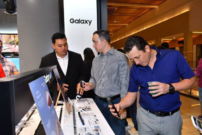 Durante las primeras semanas del lanzamiento, los usuarios podrán acceder a experiencias exclusivas en tiendas seleccionadas de Samsung. Durante las primeras semanas del lanzamiento, los usuarios podrán acceder a experiencias exclusivas en tiendas seleccionadas de Samsung.
