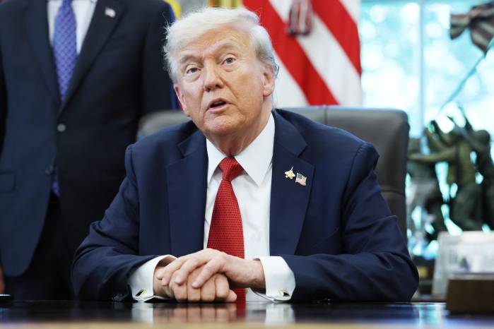El presidente Donald Trump advirtió que podría invocar la Ley de Insurrección para desplegar tropas en ciudades demócratas si continúan los fallos judiciales en su contra. El presidente Donald Trump advirtió que podría invocar la Ley de Insurrección para desplegar tropas en ciudades demócratas si continúan los fallos judiciales en su contra.