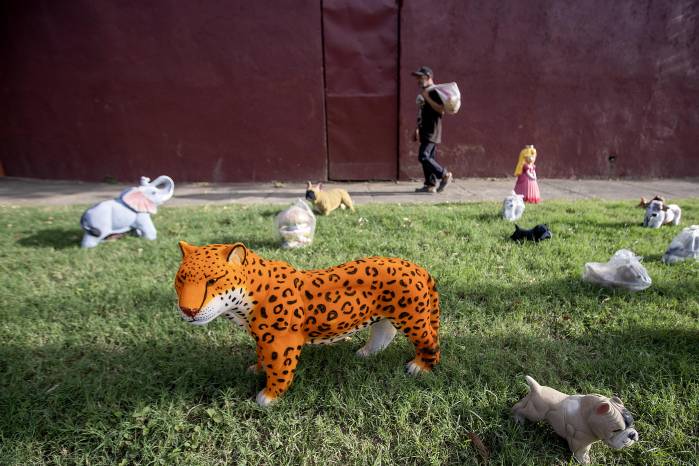 Fotografía de artesanías con forma de animales y personajes de caricaturas en una calle de Managua (Nicaragua). Fotografía de artesanías con forma de animales y personajes de caricaturas en una calle de Managua (Nicaragua).