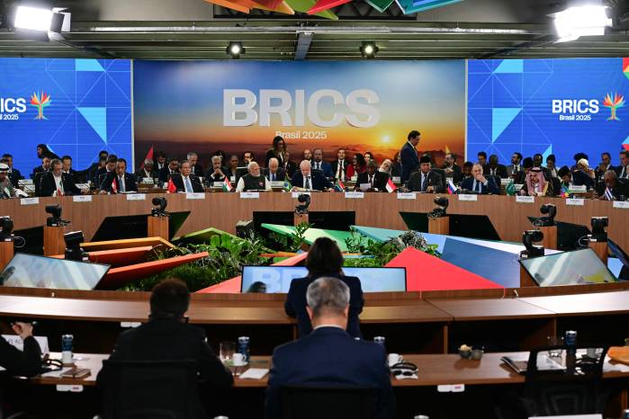 Vista general durante una sesión plenaria de la cumbre BRICS en Río de Janeiro, Brasil, el 7 de julio de 2025. Los líderes de los BRICS en una cumbre el domingo criticaron los aranceles de importación “indiscriminados” del presidente estadounidense Donald Trump y los recientes ataques israelíes-estadounidenses contra Irán. Vista general durante una sesión plenaria de la cumbre BRICS en Río de Janeiro, Brasil, el 7 de julio de 2025. Los líderes de los BRICS en una cumbre el domingo criticaron los aranceles de importación “indiscriminados” del presidente estadounidense Donald Trump y los recientes ataques israelíes-estadounidenses contra Irán.
