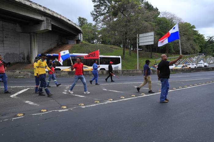Miembros del Suntracs en medio de protestas en la ciudad de Panamá. Miembros del Suntracs en medio de protestas en la ciudad de Panamá.