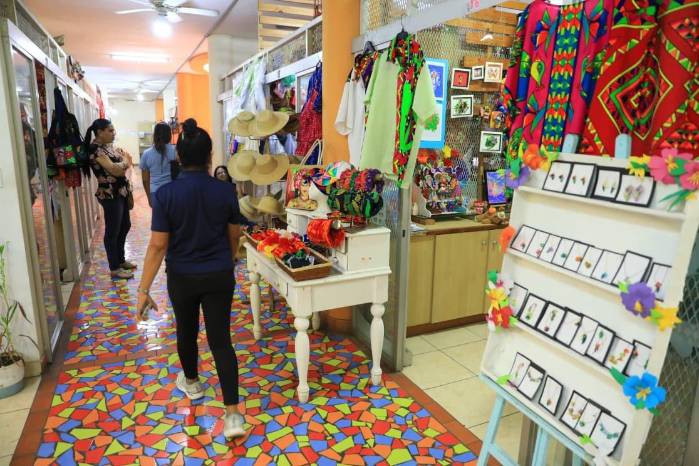 Compradores visitan el Mercado de Artesanía, en Panamá Viejo. Compradores visitan el Mercado de Artesanía, en Panamá Viejo.