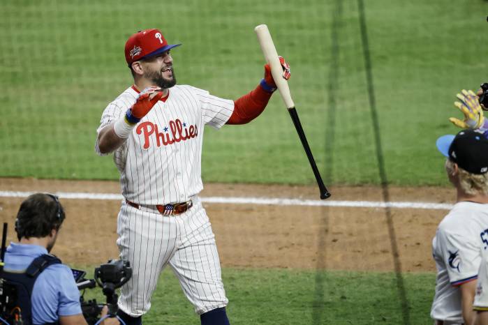 Kyle Schwarber celebra la victoria de la Liga Nacional sobre la Americana por 4-3 en el primer Juego de Estrellas. Kyle Schwarber celebra la victoria de la Liga Nacional sobre la Americana por 4-3 en el primer Juego de Estrellas.