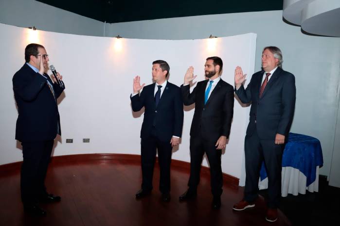 Joaquín De Obarrio juramenta a Andrés V. Mejía (d), Gian Carlo Salas (c) y Belisario Porras (d). Joaquín De Obarrio juramenta a Andrés V. Mejía (d), Gian Carlo Salas (c) y Belisario Porras (d).